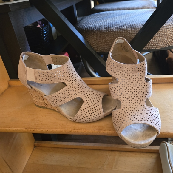 Women's Shoes Collection - Picture 2 of 6